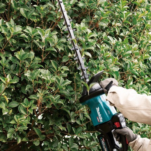 Makita 40V Max BRUSHLESS 750mm Hedge Trimmer Kit, Max branch dia. 25mm - Includes 4.0Ah Battery & Single Port Rapid Charger